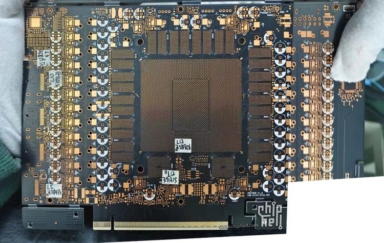 网传丨疑似 NVIDIA RTX 5090 的 PCB 曝光，16颗显存，硕大核心，单16Pin供电